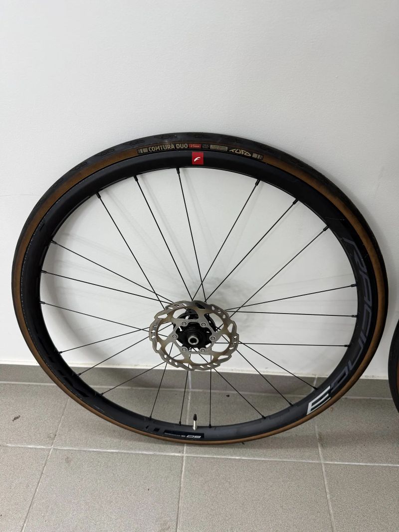 FULCRUM Racing 3 DB - HG11 + pneu Tufo