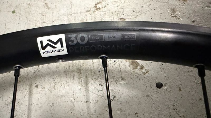 NOVÁ zapletená kola Newmen Performance 30 (mullet 29"/27.5")-SRAM XD