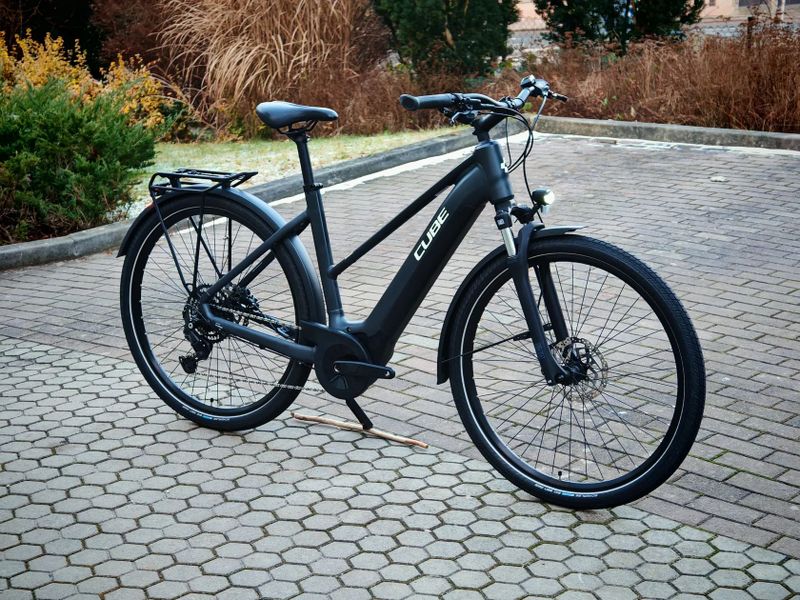 Cube Touring Hybrid Pro 625 