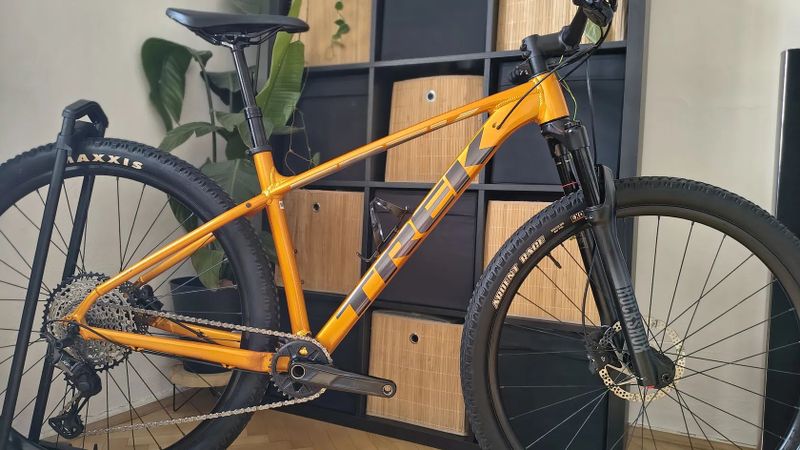 Trek X-Caliber 9 Factory Orange / vel.ML / XT 1x12 / teleskop