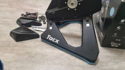 Tacx NEO SMART T2800 s ližinami Motion Plates