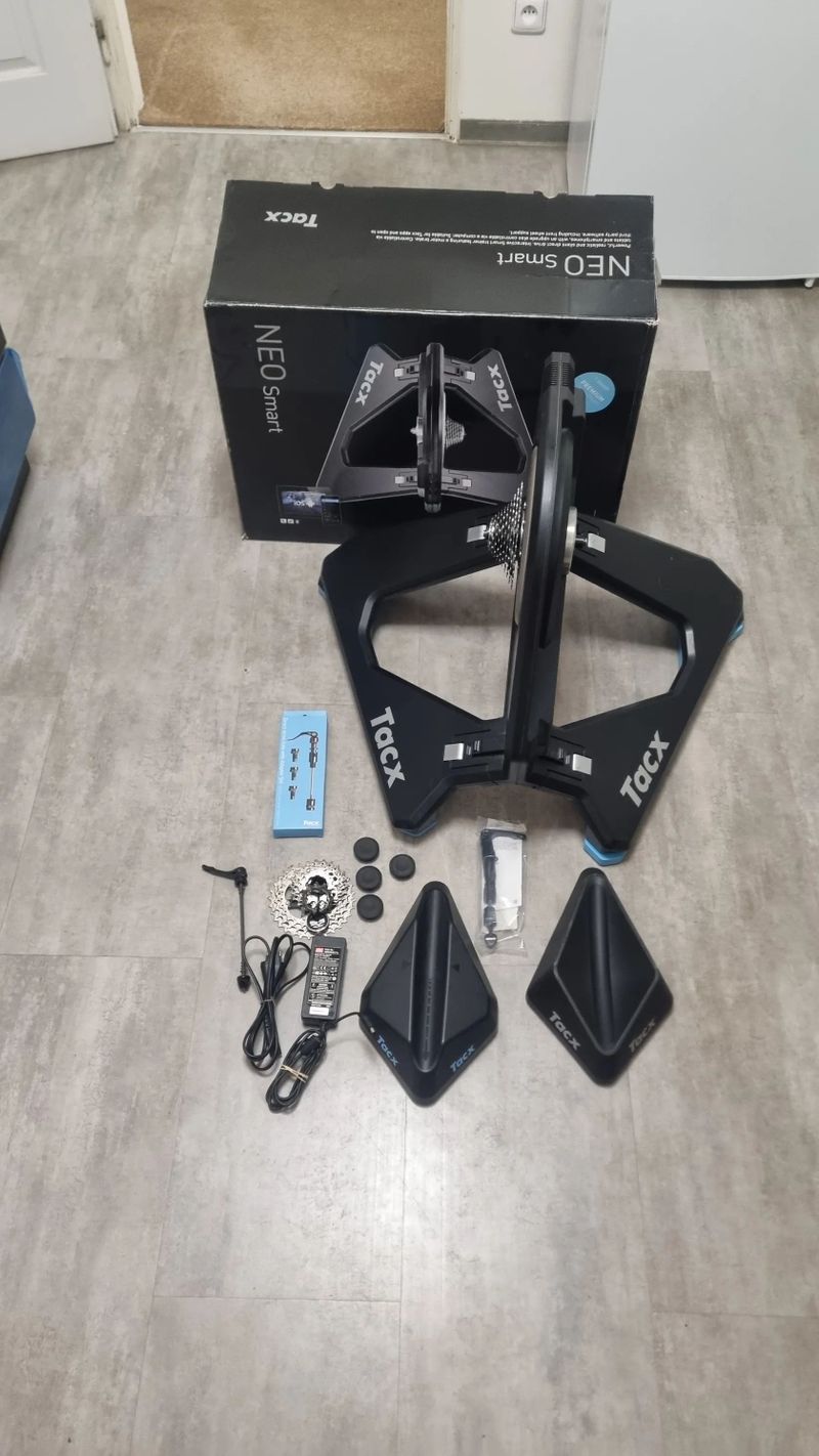 Tacx NEO SMART T2800 s ližinami Motion Plates