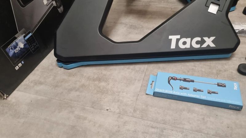 Tacx NEO SMART T2800 s ližinami Motion Plates