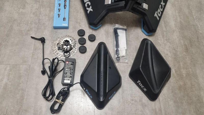 Tacx NEO SMART T2800 s ližinami Motion Plates