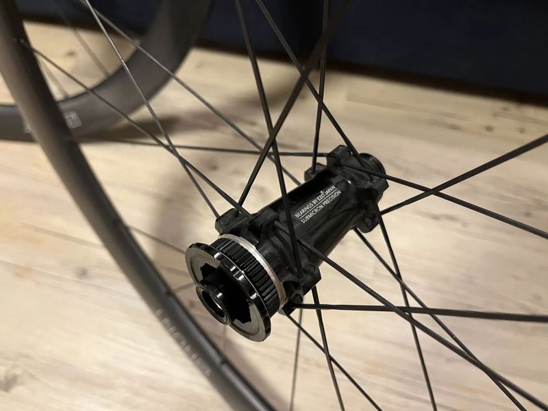 Karbonová silniční kola HUNT 50 Carbon Aero Disc