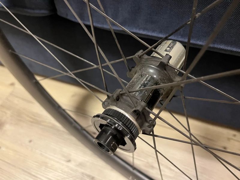 Karbonová silniční kola HUNT 50 Carbon Aero Disc