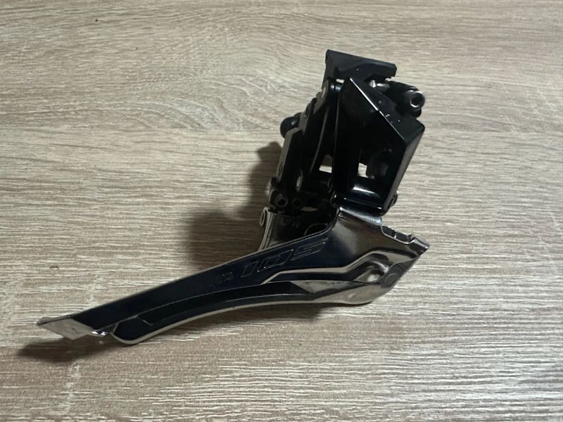 Přesmykač Shimano 105, FD-R7000, objímka
