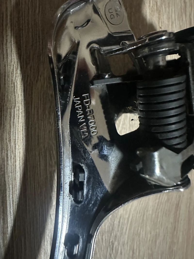 Přesmykač Shimano 105, FD-R7000, objímka