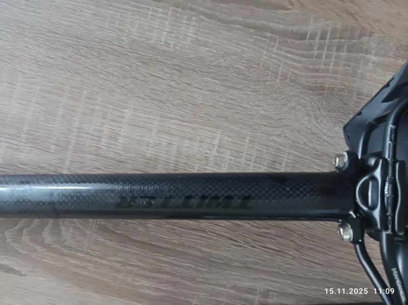 Nové sedlo Selle Italia SLS a karbon. sedlovka Twitter 31,6 