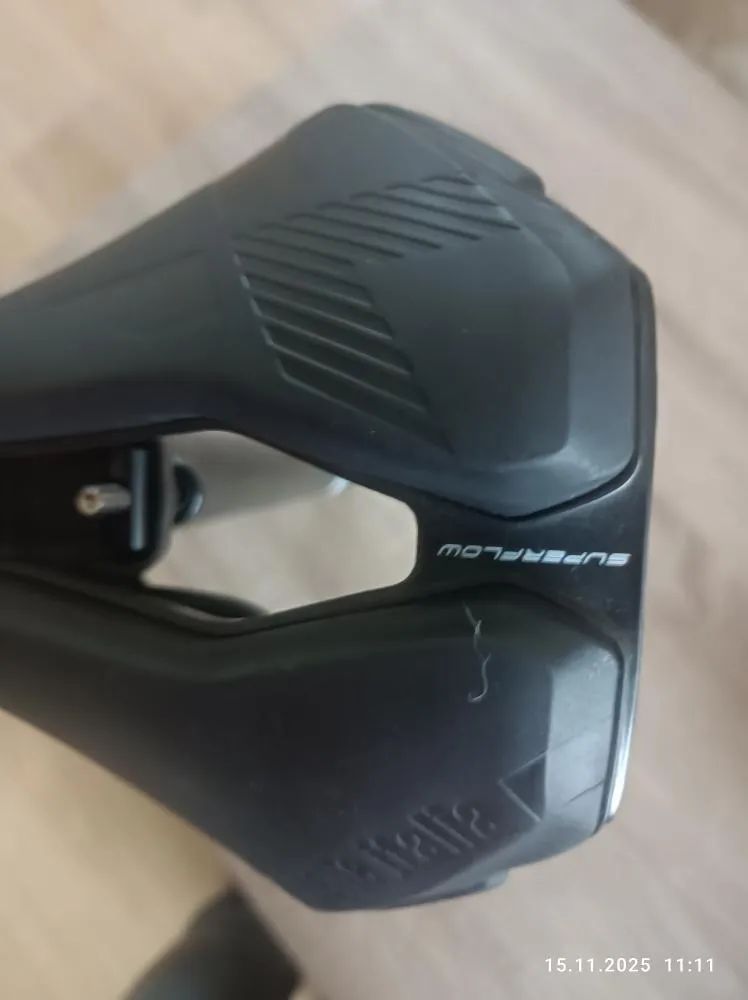 Nové sedlo Selle Italia SLS a karbon. sedlovka Twitter 31,6 