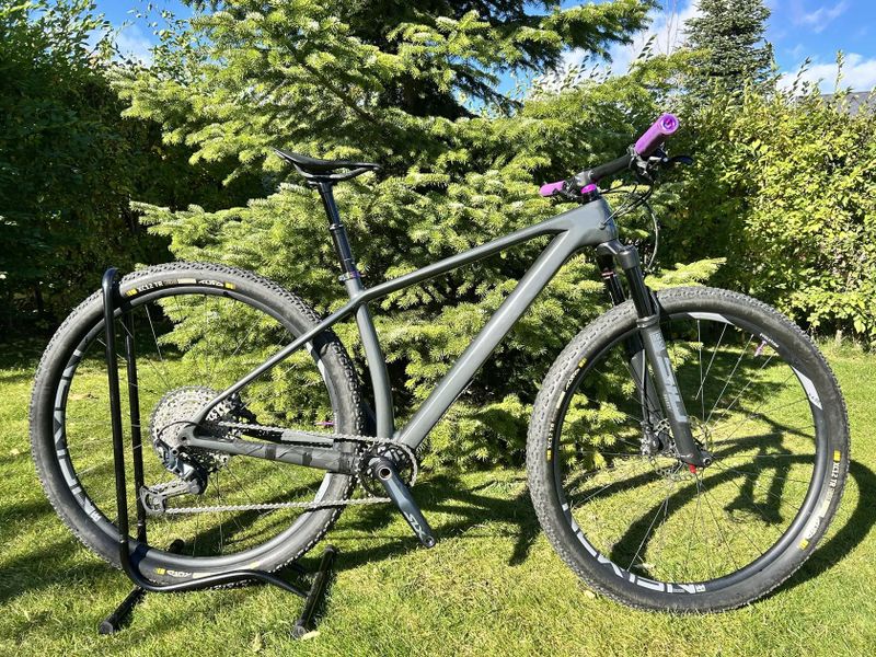 Karbonové závodní XC kolo