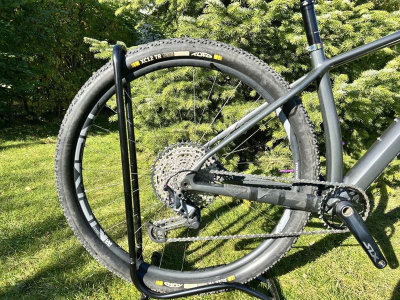 Karbonové závodní XC kolo