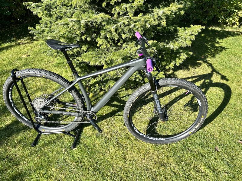 Karbonové závodní XC kolo