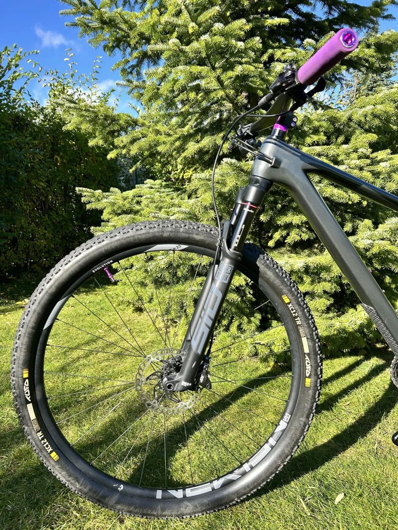 Karbonové závodní XC kolo