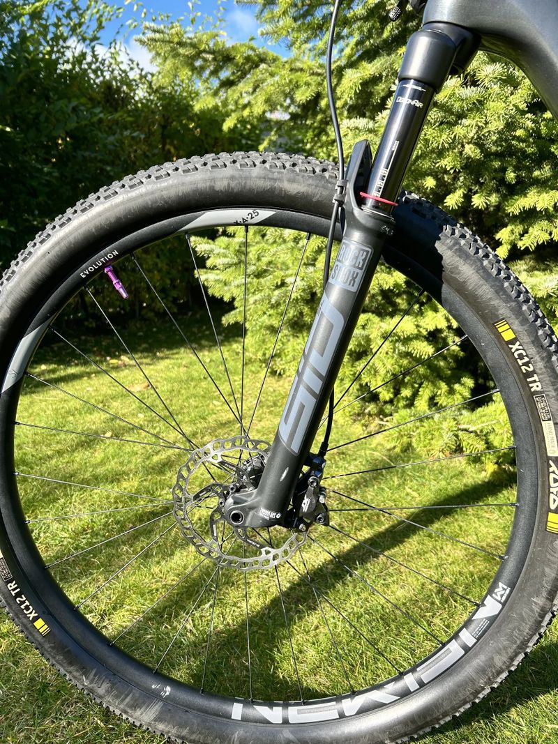 Karbonové závodní XC kolo