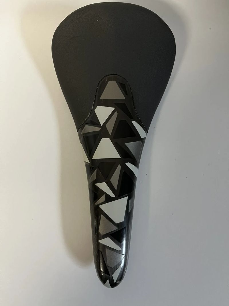 karbonové sedlo TUNE -KommVor