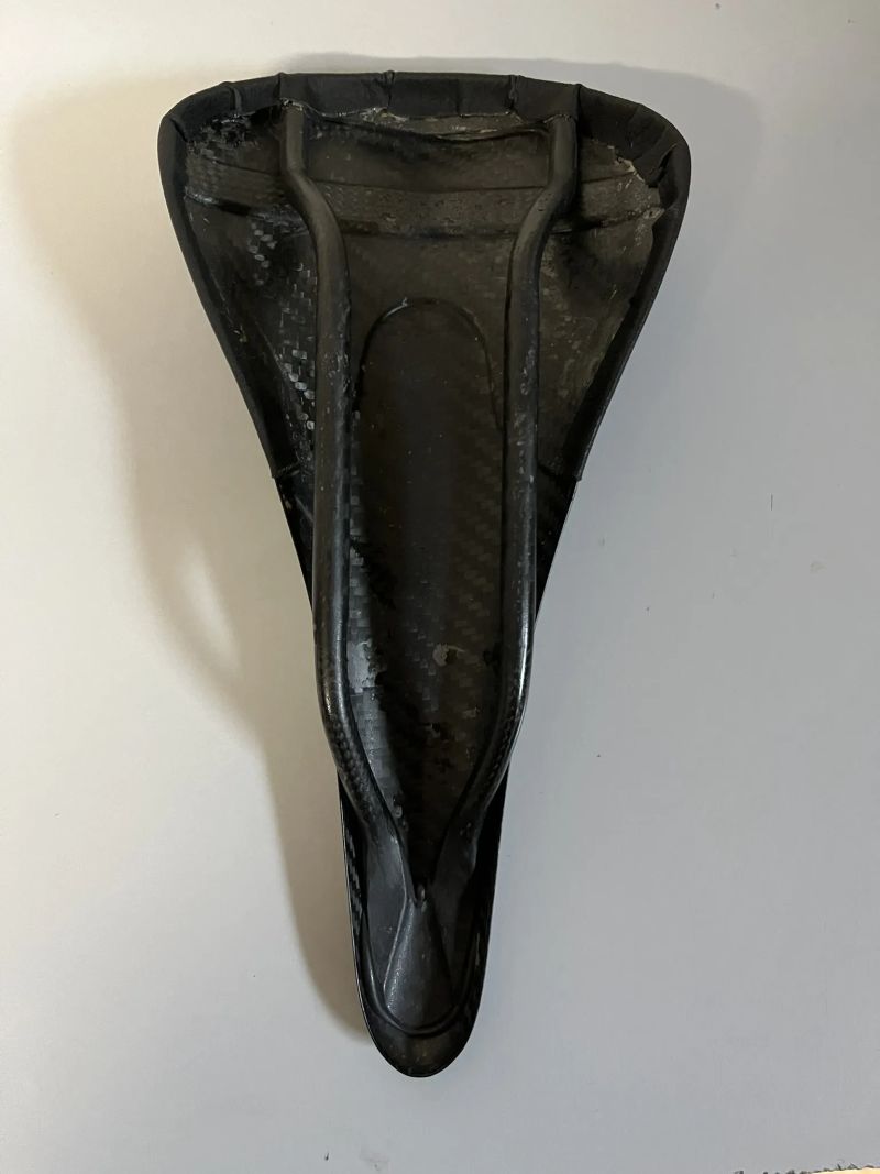 karbonové sedlo TUNE -KommVor