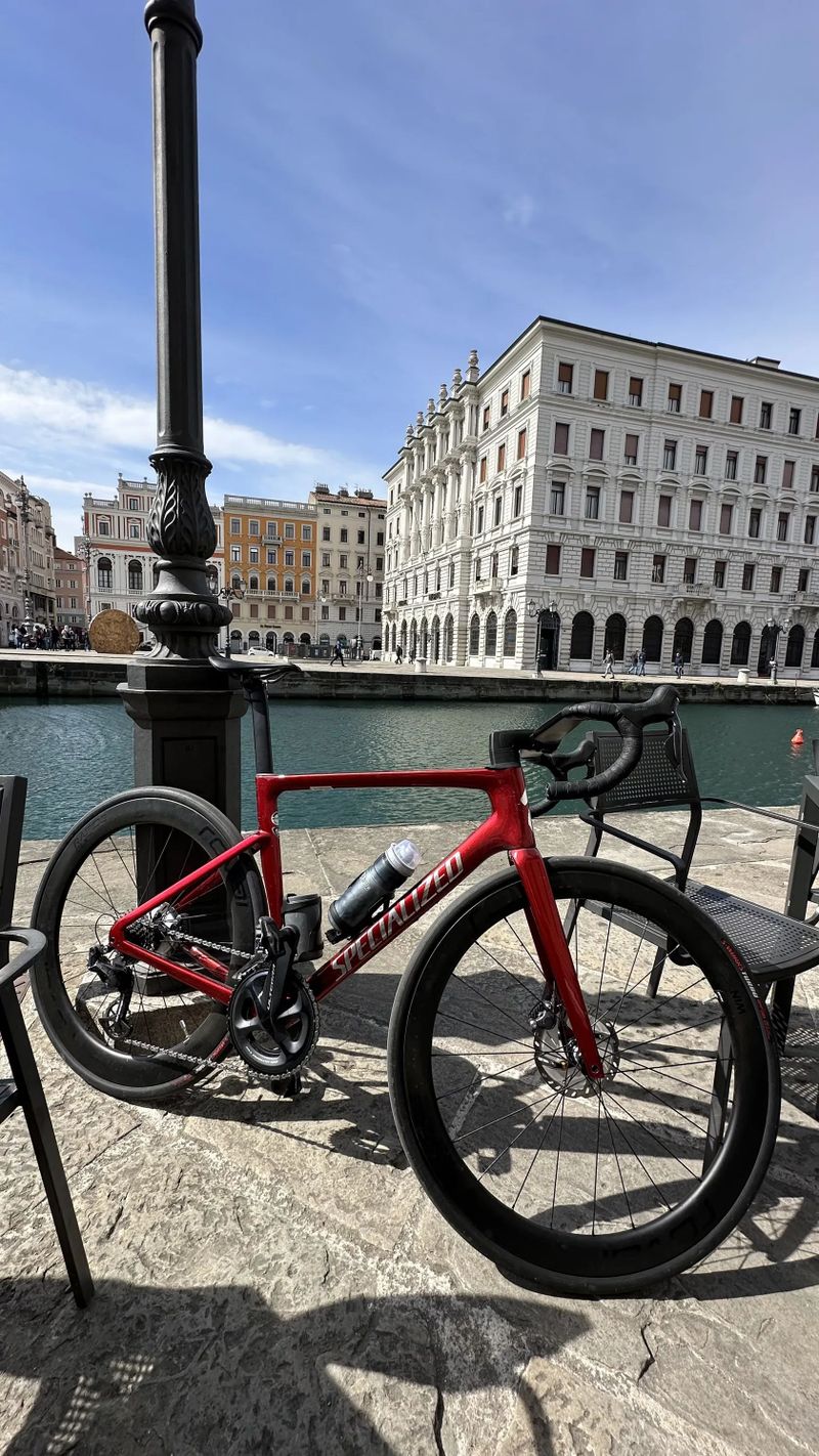 Karbonové kolo velikost "L" + zdarma helma Sweet Protection Falconer Aero 2 2Vi Mips