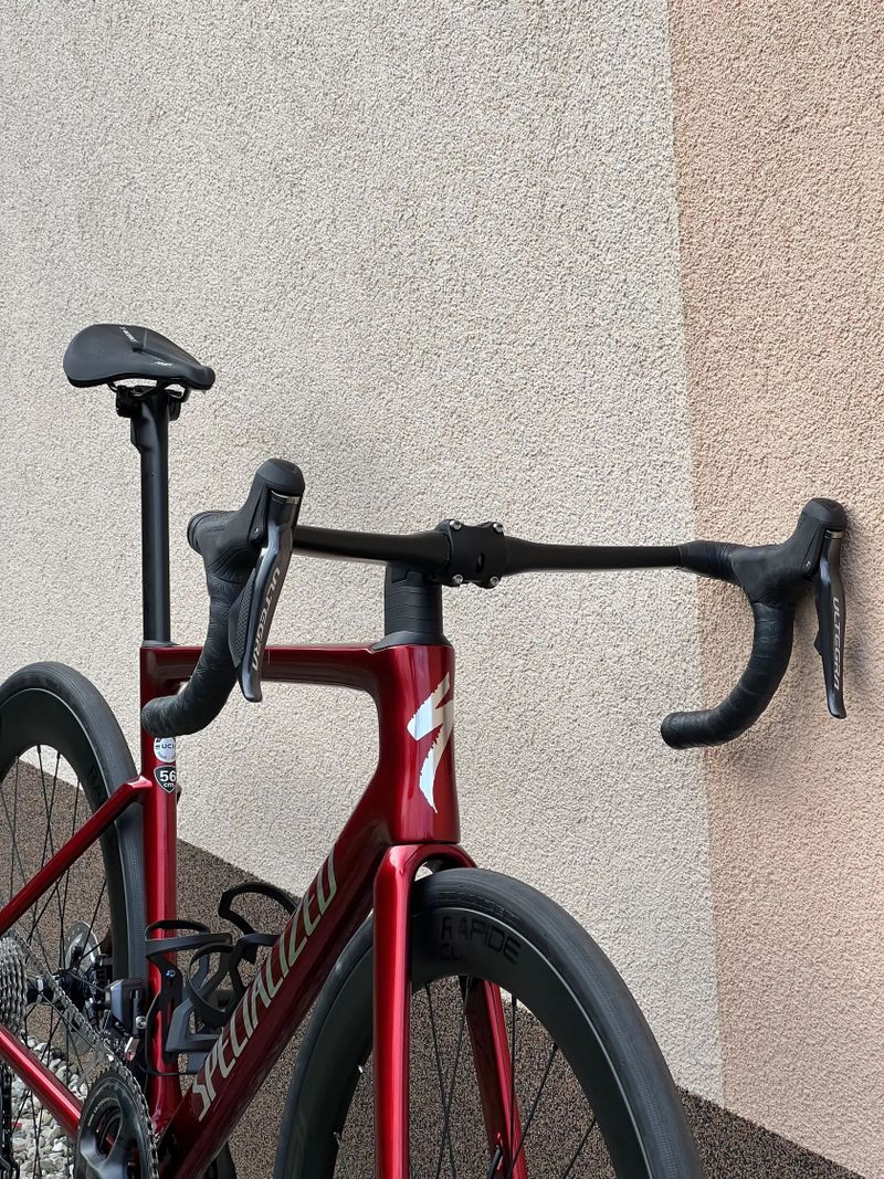 Karbonové kolo velikost "L" + zdarma helma Sweet Protection Falconer Aero 2 2Vi Mips