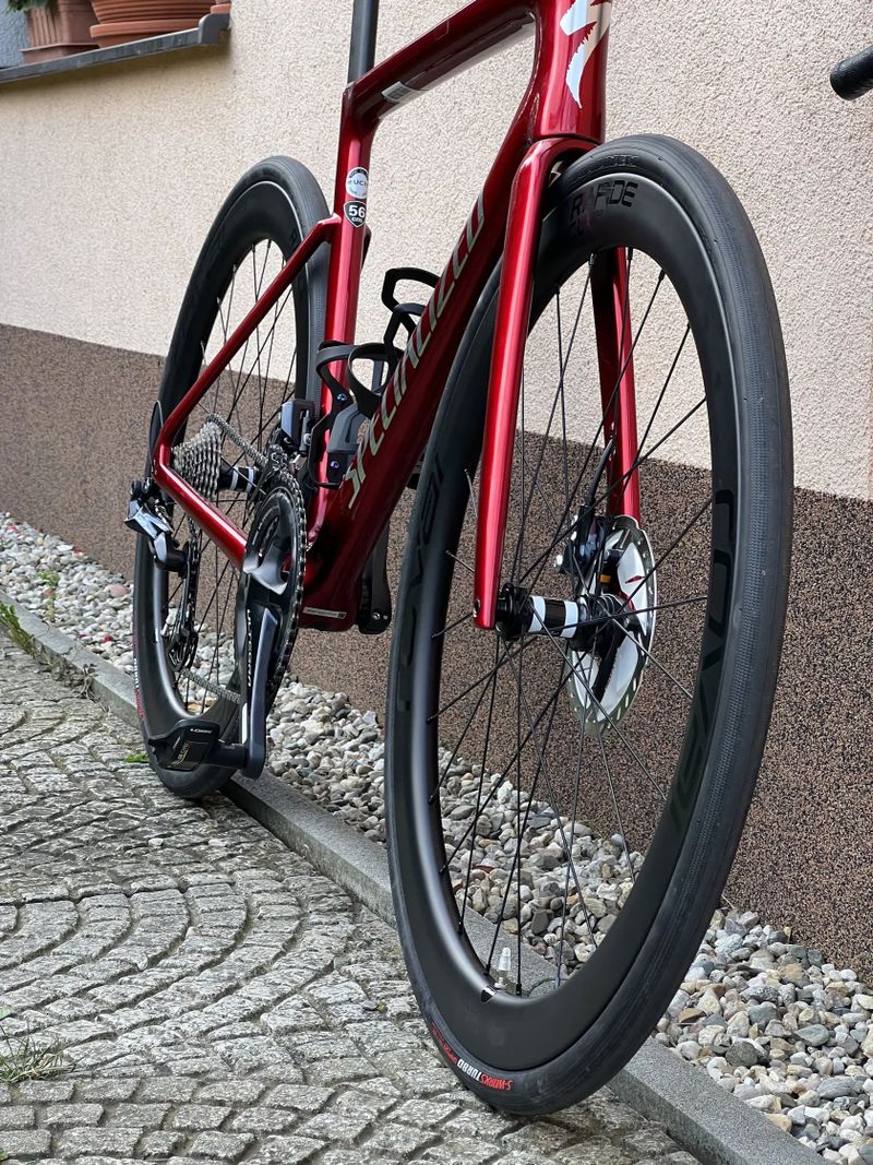 Karbonové kolo velikost "L" + zdarma helma Sweet Protection Falconer Aero 2 2Vi Mips