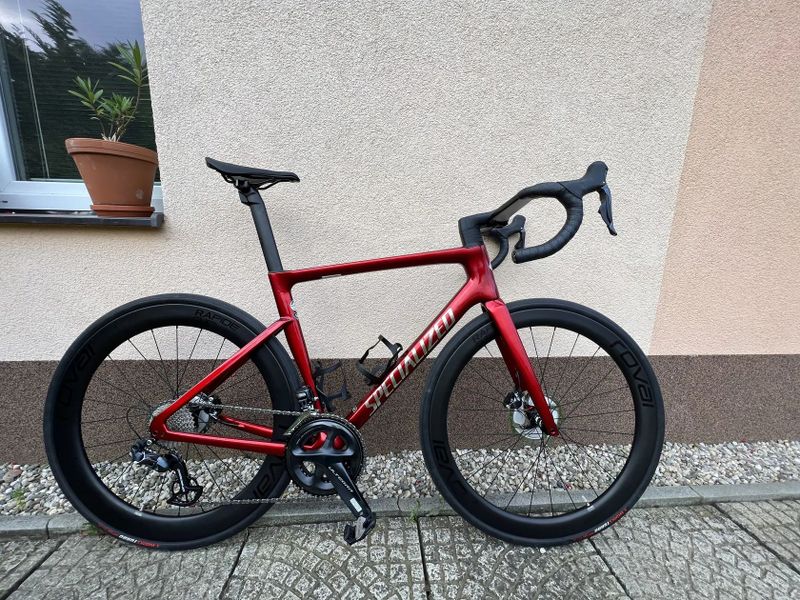 Karbonové kolo velikost "L" + zdarma helma Sweet Protection Falconer Aero 2 2Vi Mips