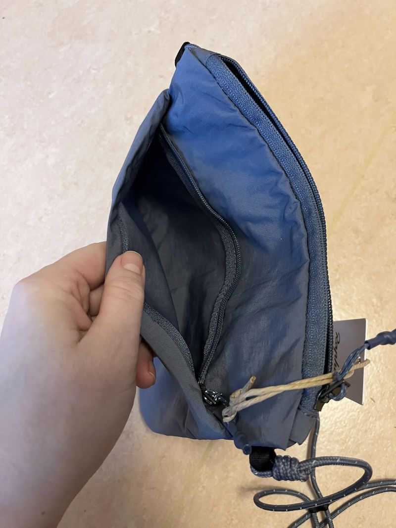 Nová taška Rapha Essentials Bag - grisaille / silver reflective