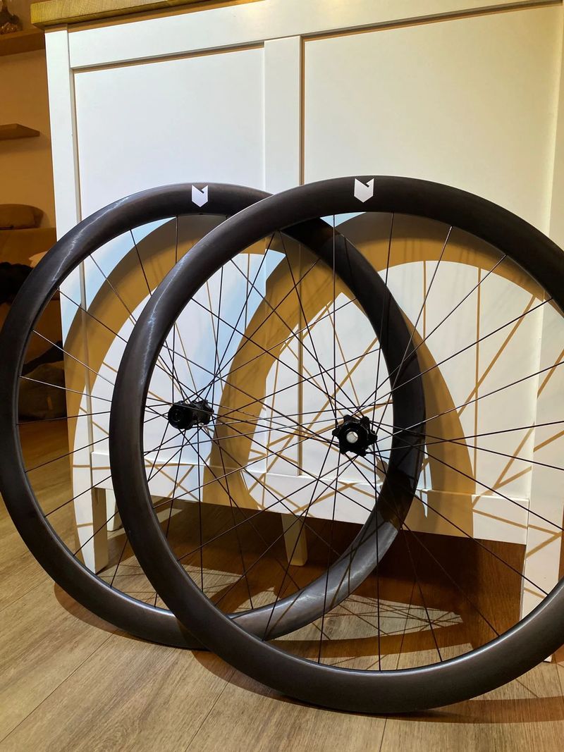 KARBONOVÁ ZAPLETENÁ KOLA 1530g