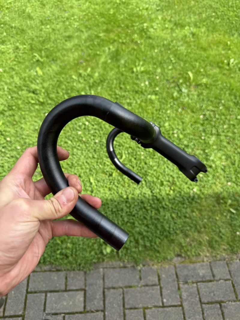 Řidítka +představec, tachometr bontrager , držák lahvi 