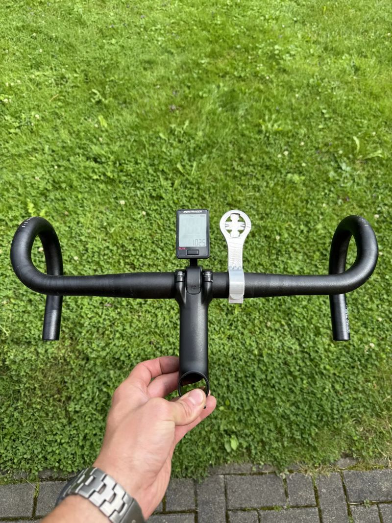 Řidítka +představec, tachometr bontrager , držák lahvi 