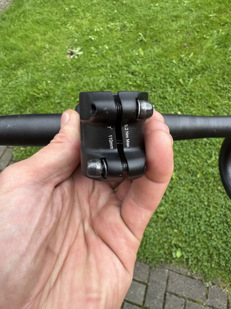 Řidítka +představec, tachometr bontrager , držák lahvi 