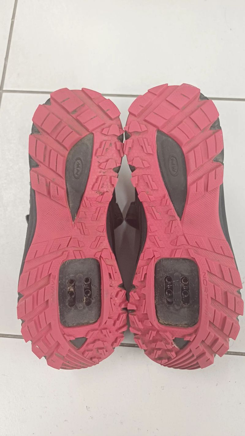 Tretry Northwave escape Evo vel.38 SPD/ platforma