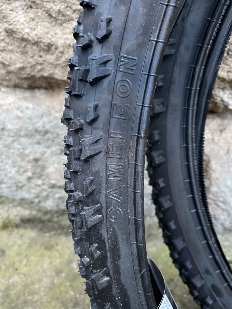 Dva pláště Hutchinson Cameleon 26x1.95 - drát a dvě duše 26 palců, autoventilek