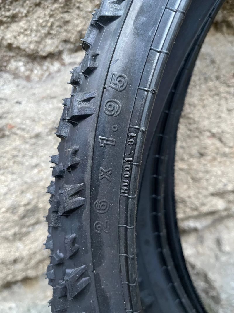 Dva pláště Hutchinson Cameleon 26x1.95 - drát a dvě duše 26 palců, autoventilek