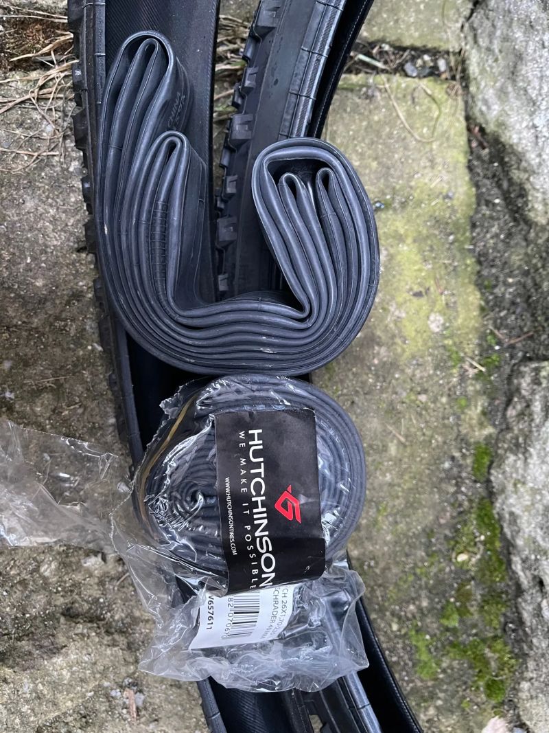 Dva pláště Hutchinson Cameleon 26x1.95 - drát a dvě duše 26 palců, autoventilek