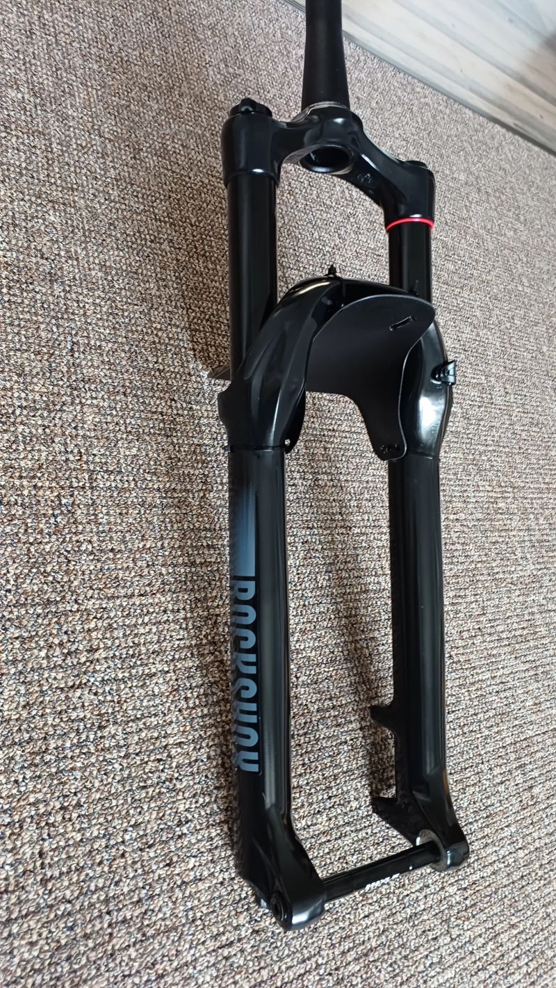 Vidlice Rock Shox 35 Gold RL 140 mm, včetně osy a blatníčku.