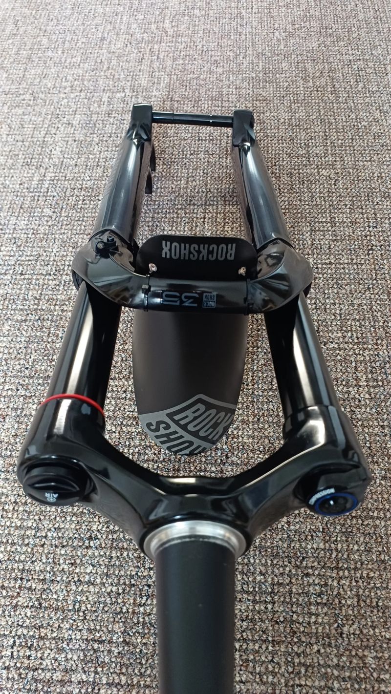 Vidlice Rock Shox 35 Gold RL 140 mm, včetně osy a blatníčku.