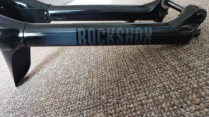 Vidlice Rock Shox 35 Gold RL 140 mm, včetně osy a blatníčku.