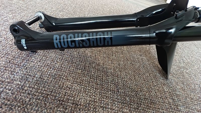 Vidlice Rock Shox 35 Gold RL 140 mm, včetně osy a blatníčku.