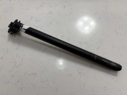 Sedlovka Truvativ Stylo T30 25mm Offset 400/27.2 Blast Black