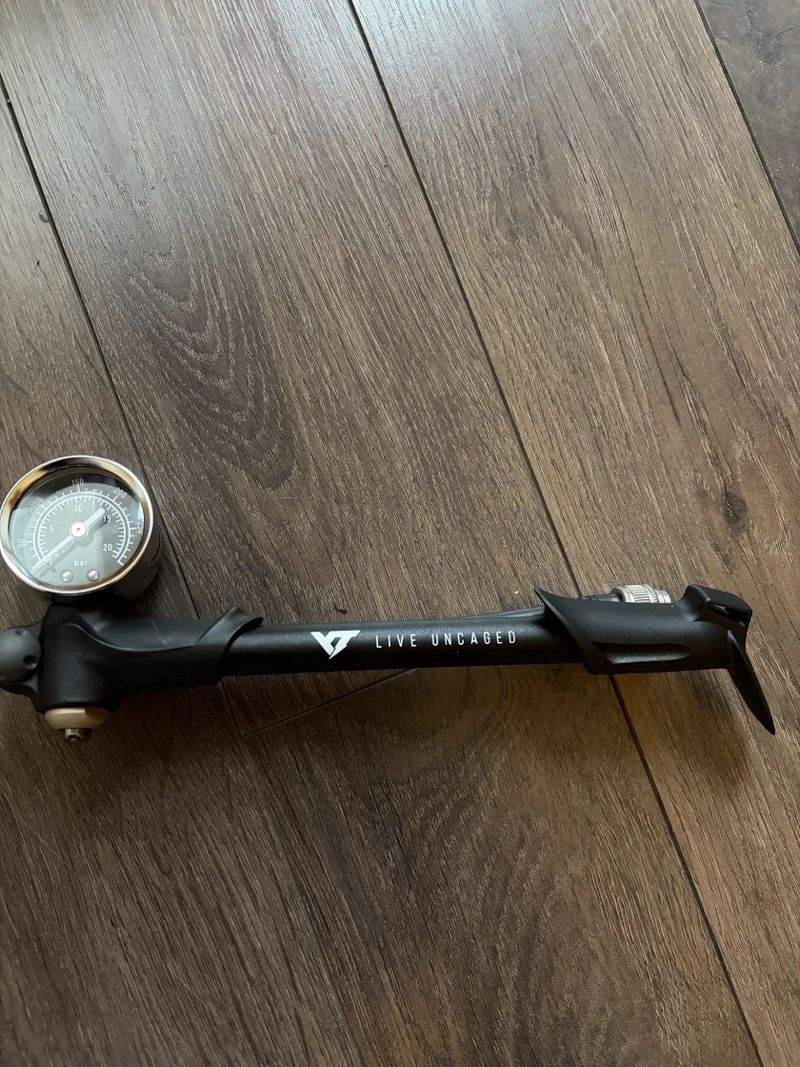 Pumpa na vidlici a tlumič YT