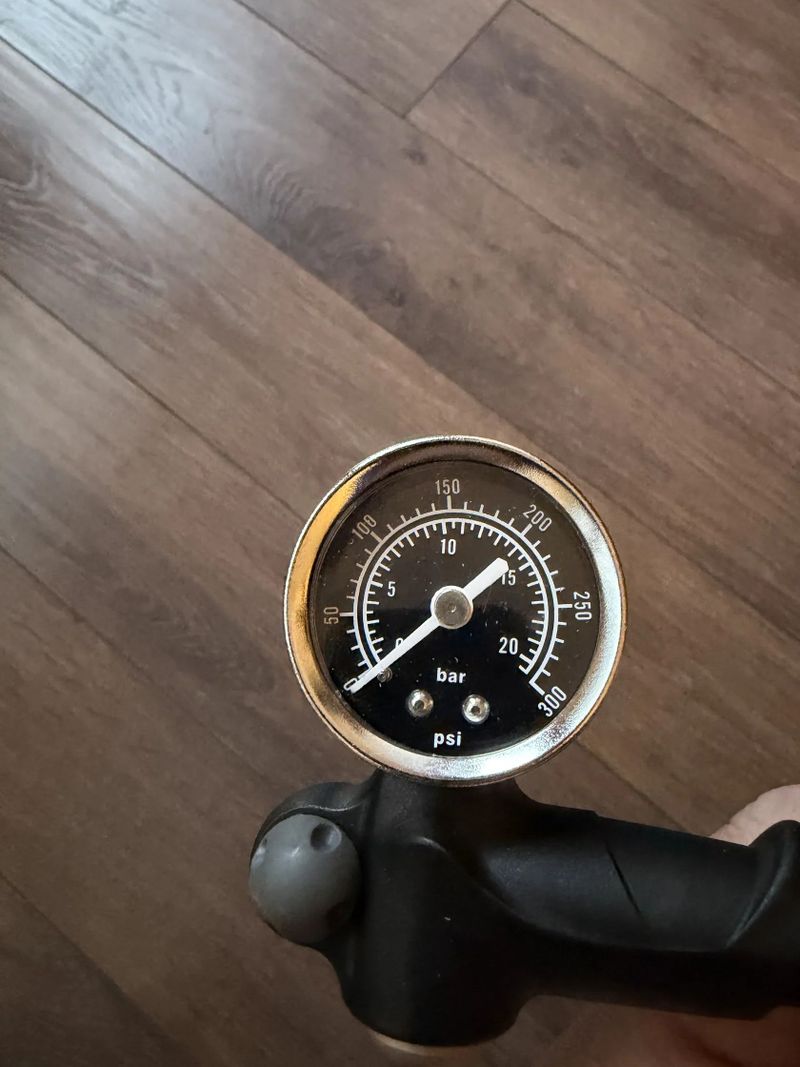 Pumpa na vidlici a tlumič YT