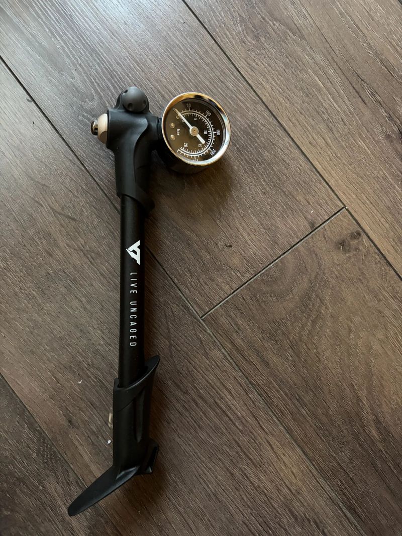 Pumpa na vidlici a tlumič YT