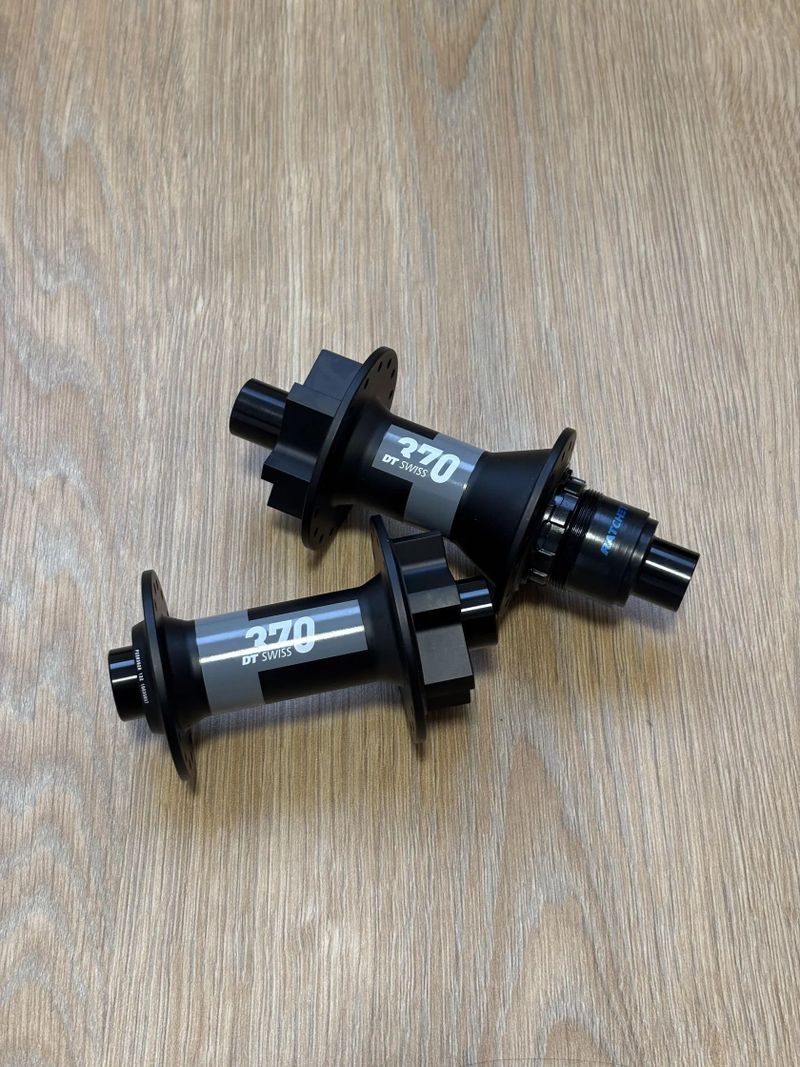 Přední + zadní náboj DT Swiss 370