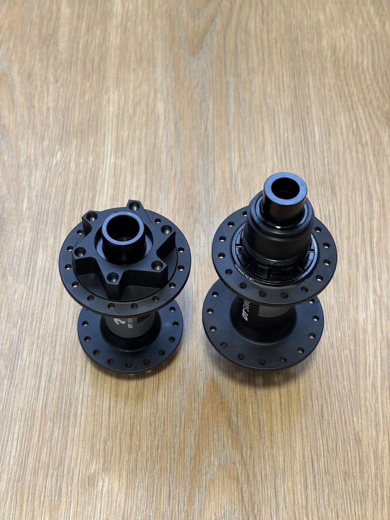 Přední + zadní náboj DT Swiss 370