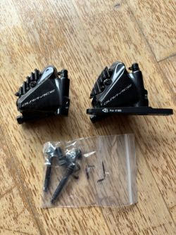Shimano Dura Ace BR-R9170 flat mount (přední a zadní) pro Di2 11s/12s + nové destičky