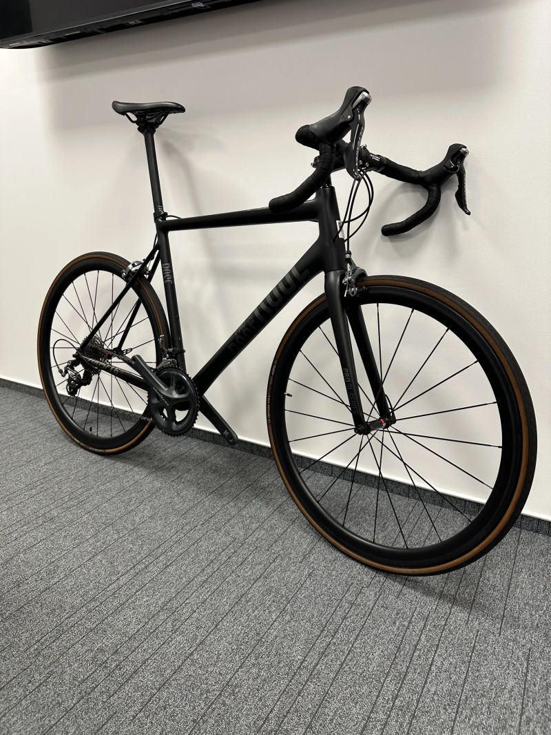 ROSE PRO SL-3000 – Ultegra, lehká hliníková silnička + 2 sady kol