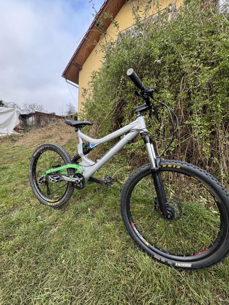 Commencal Supreme downhill / freeride 
