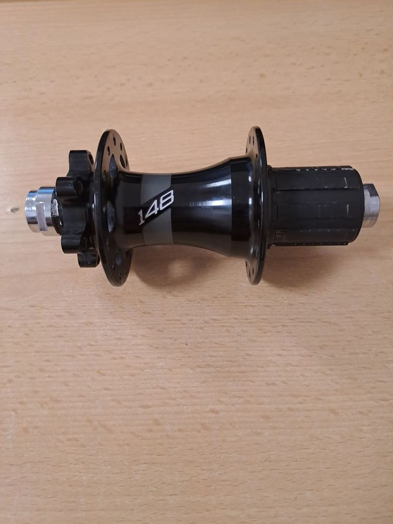 Náboj zadního kola 12x148