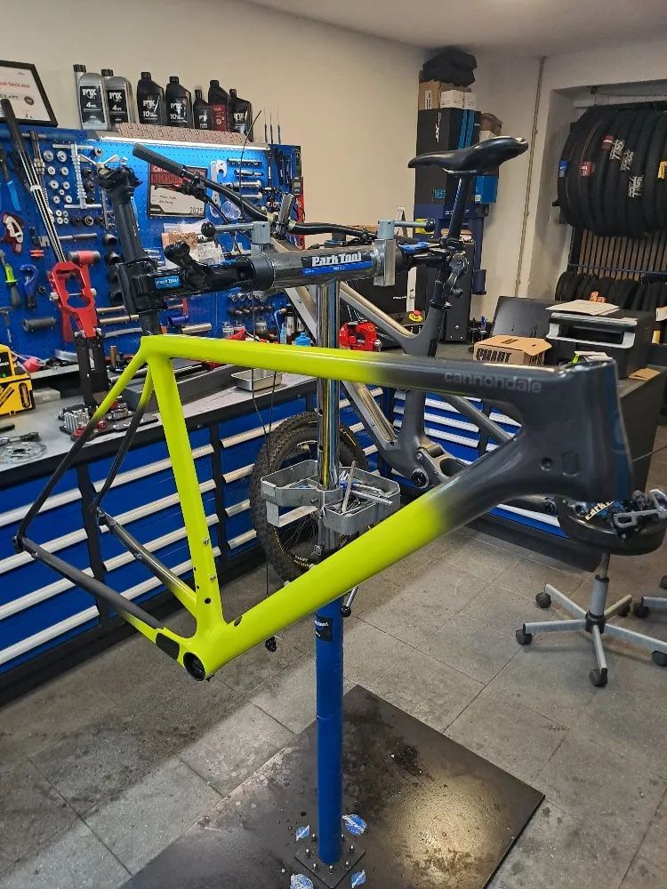 Nabízím PO SERVISU k prodeji velice zachovalé horské kolo Cannondale F-Si carbon 5 / vel. XL / 29er