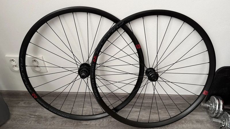 Sada kol FULCRUM rapid red 900 28“, ořech Shimano